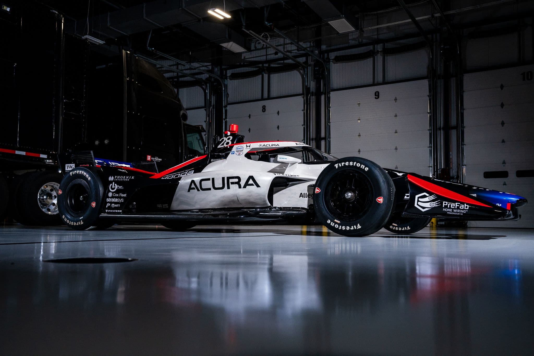 Honda #28 de Andretti Global con decoración especial de Acura dentro del garaje del equipo.